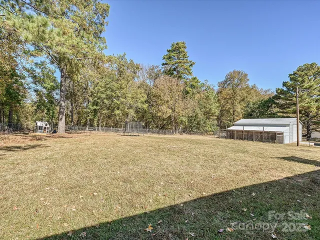 a view of back yard of the house