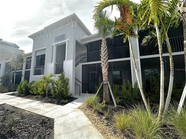 a view of a house with backyard and plants