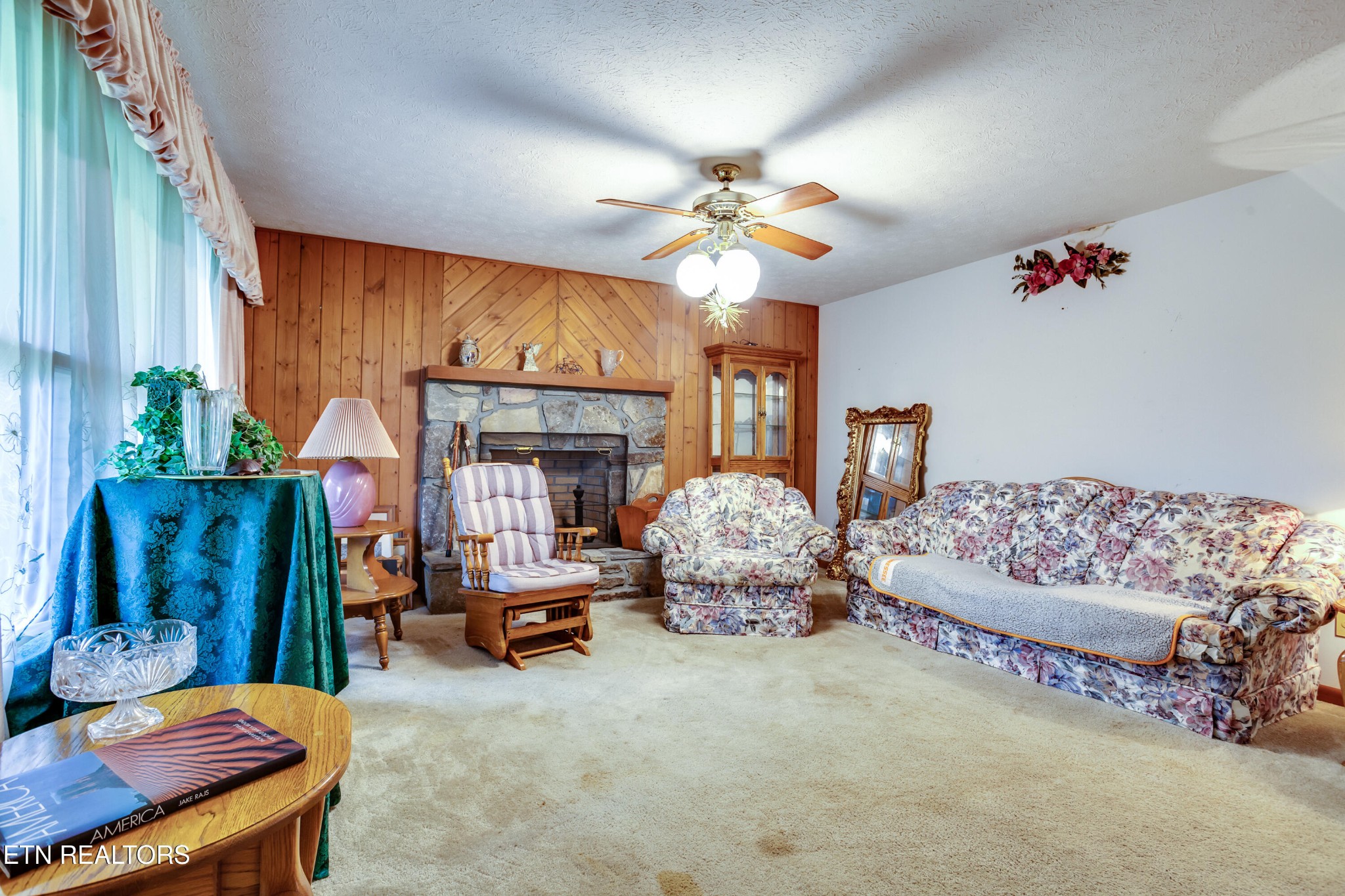 375 Rainbow Road Sevierville, TN 37862 - Photo 13 of 58 a living room with furniture and a chandelier