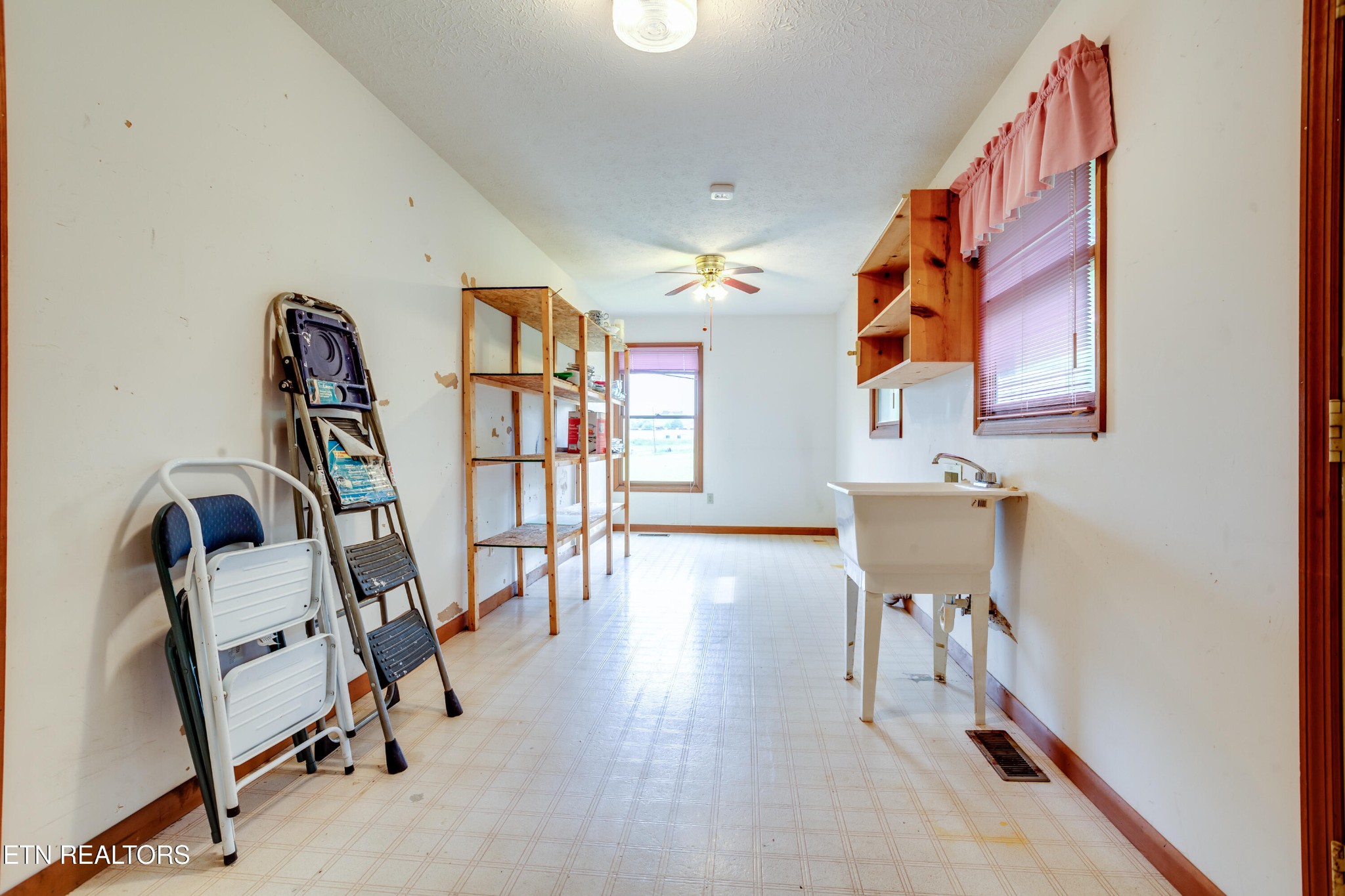 375 Rainbow Road Sevierville, TN 37862 - Photo 25 of 58 a view of a workspace with furniture and entryway