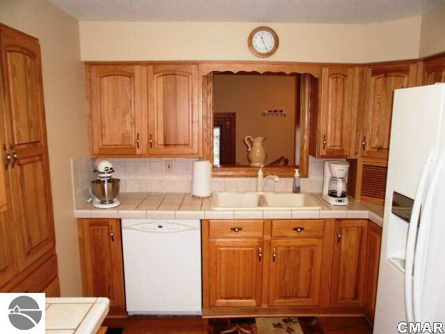 6571 North Luce Road Alma, MI 48801 - Photo 8 of 24 1772957-7.JPG