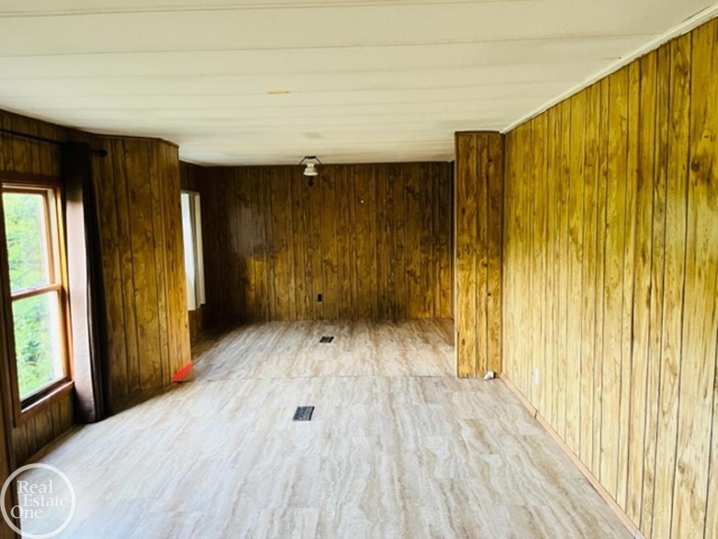 12590 Yale Road Yale, MI 48097 - Photo 8 of 22 50082142-7.JPG