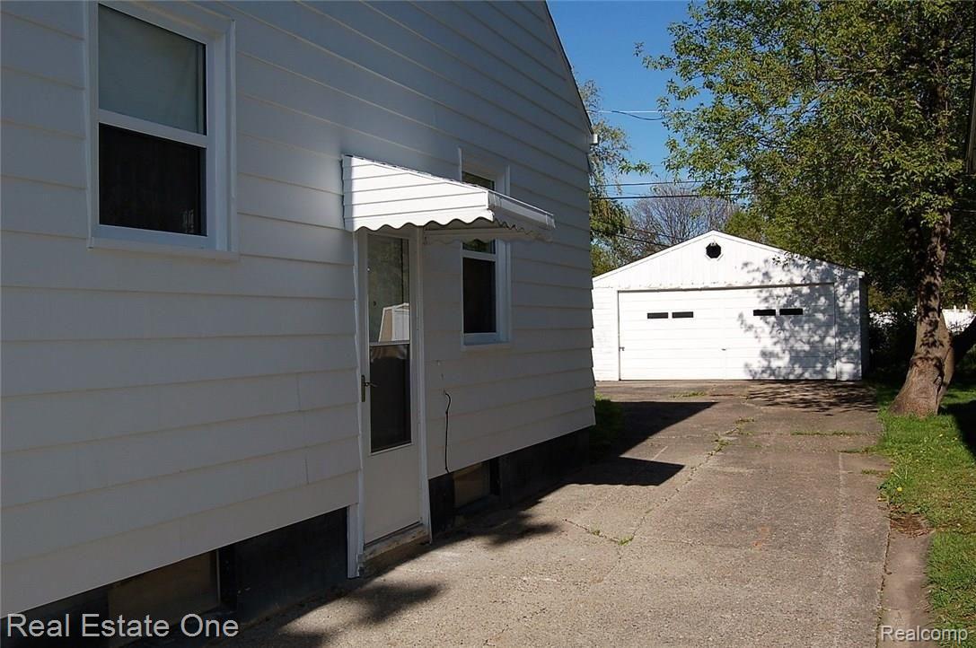 200 Mohawk Road Pontiac, MI 48341 - Photo 2 of 22 Completely new interior, 2+ car garage, full basement with 3 spacious bedrooms. Sound like what you're looking for?