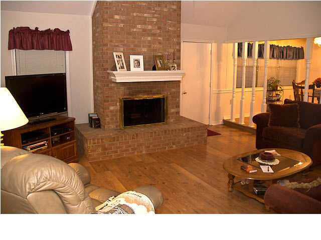 312 Riser Street Jackson, MS 39272 - Photo 7 of 13 17 x 16' 6" Great Room Laminate Flooring