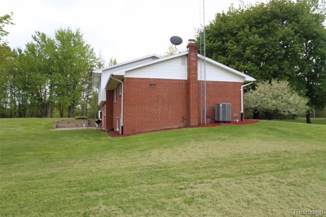 8116 Hemingway Road Howell, MI 48855 - Photo 5 of 33 gary side .jpg