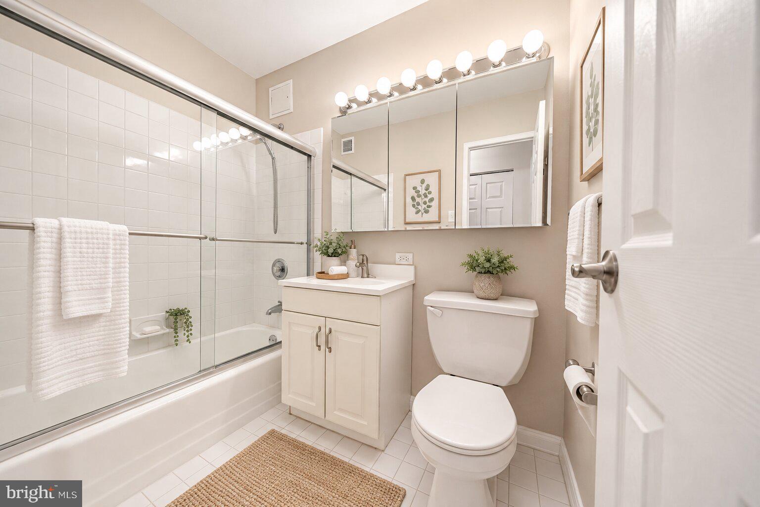 1600 Hagys Ford Road, Unit 4J Narberth, PA 19072 - Photo 4 of 35 Full Bathroom