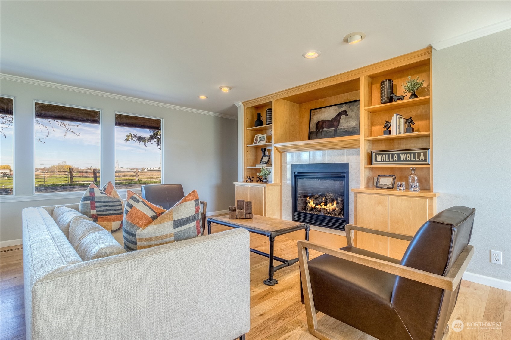 1479 Spring Branch Road Walla Walla, WA 99362 - Photo 3 of 40 a living room with furniture