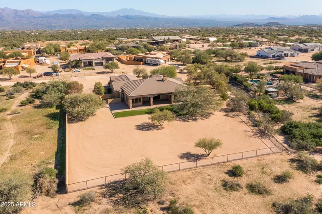 a view of a yard of the yard