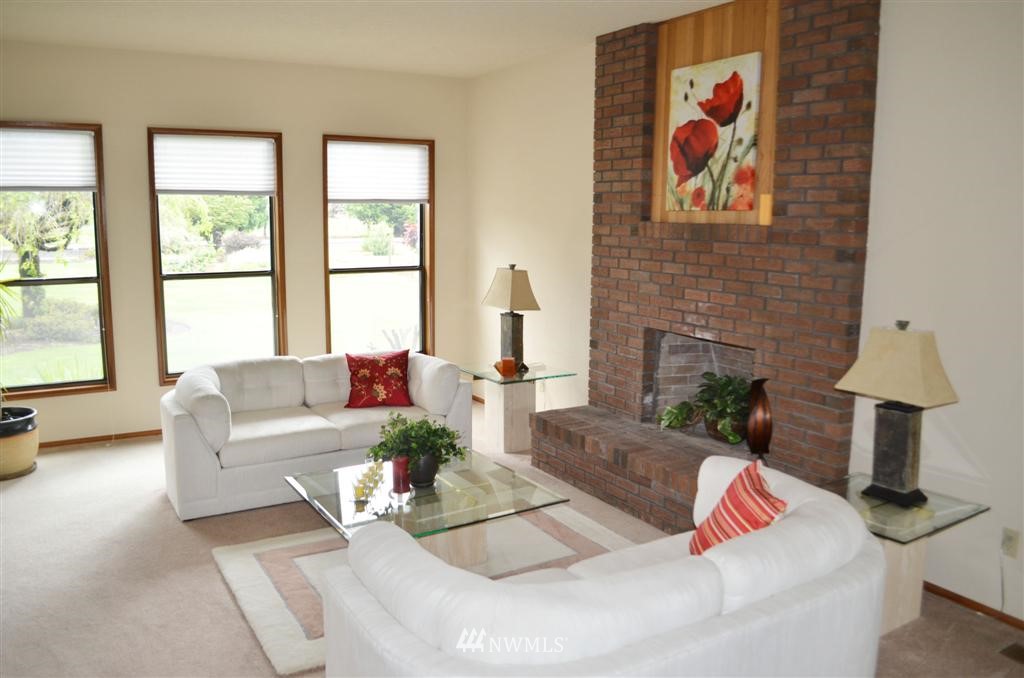 1934 Rice Road Chehalis, WA 98532 - Photo 3 of 15 a living room with furniture and a large window