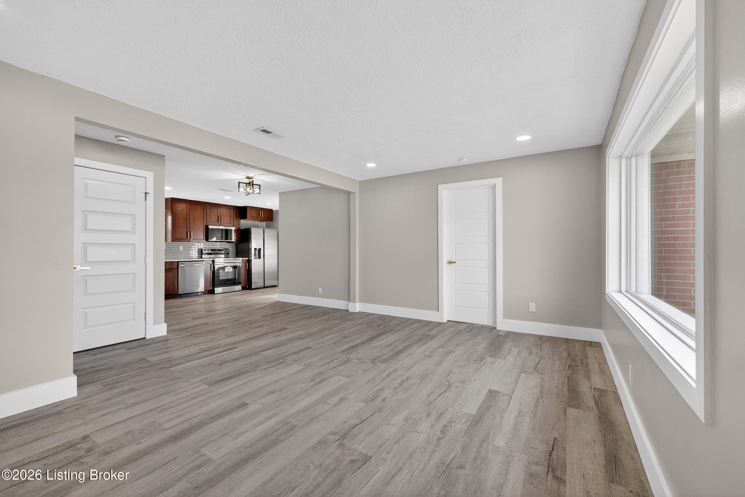 4902 Dee Road Louisville, KY 40219 - Photo 7 of 45 H40A0218