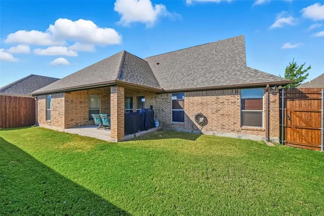 a view of a house with backyard