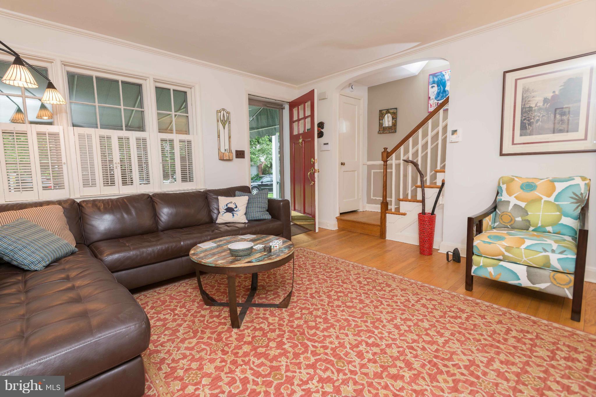 6420 Pinehurst Road Baltimore, MD 21212 - Photo 4 of 30 a living room with furniture and a table