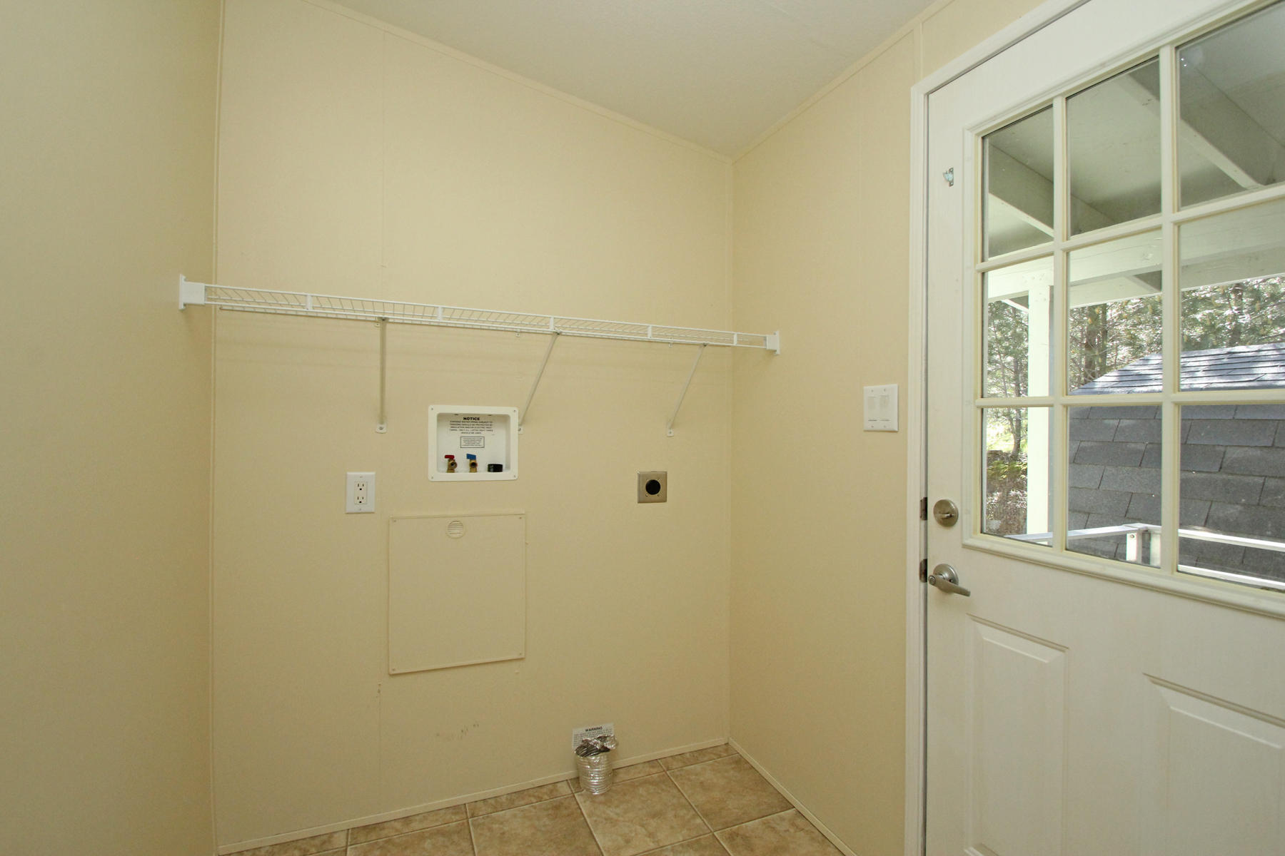 22183 Sunshine Way Redding, CA 96003 - Photo 21 of 28 Laundry Room