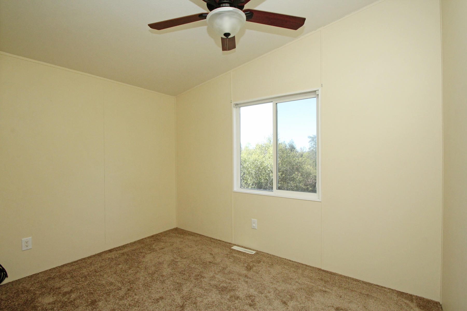 22183 Sunshine Way Redding, CA 96003 - Photo 26 of 28 Guest Room #2