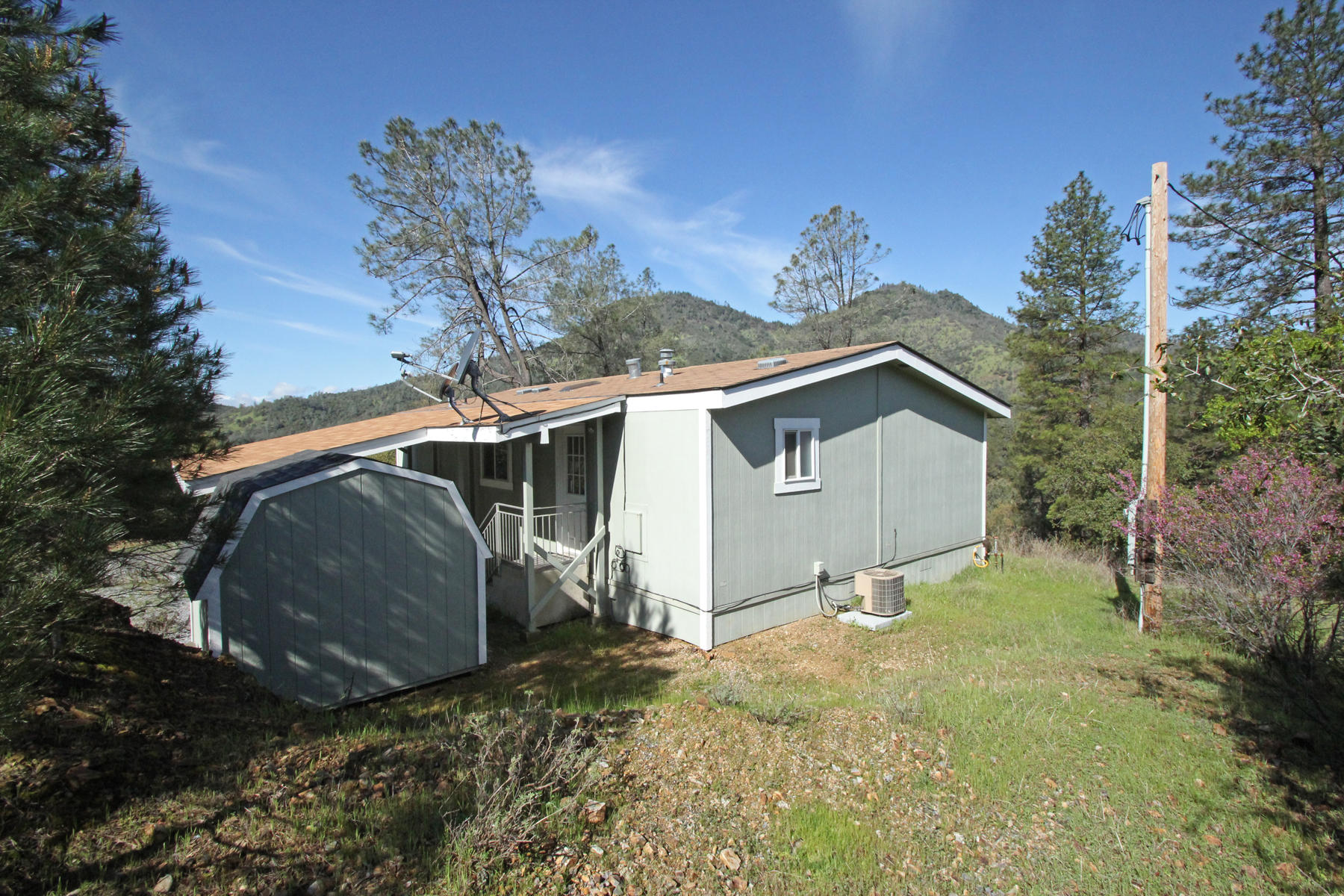 22183 Sunshine Way Redding, CA 96003 - Photo 9 of 28 back of the property