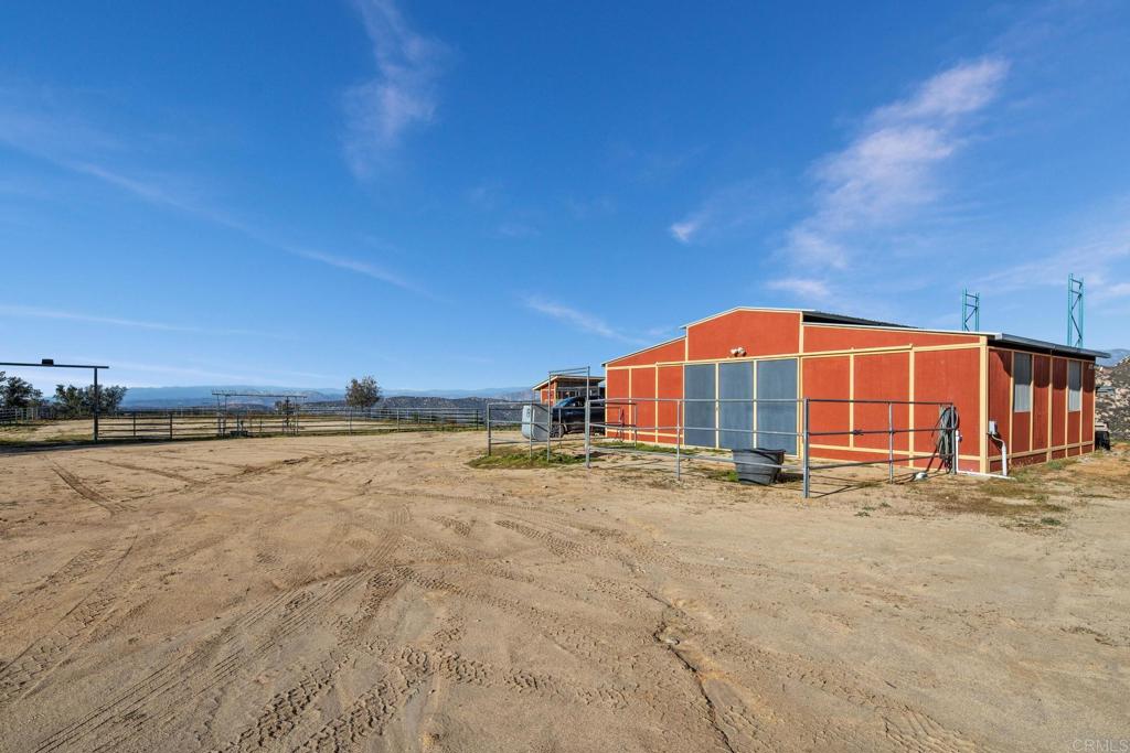 589 Anderson Road Alpine, CA 91901 - Photo 7 of 54 a view of a big room with wooden fence