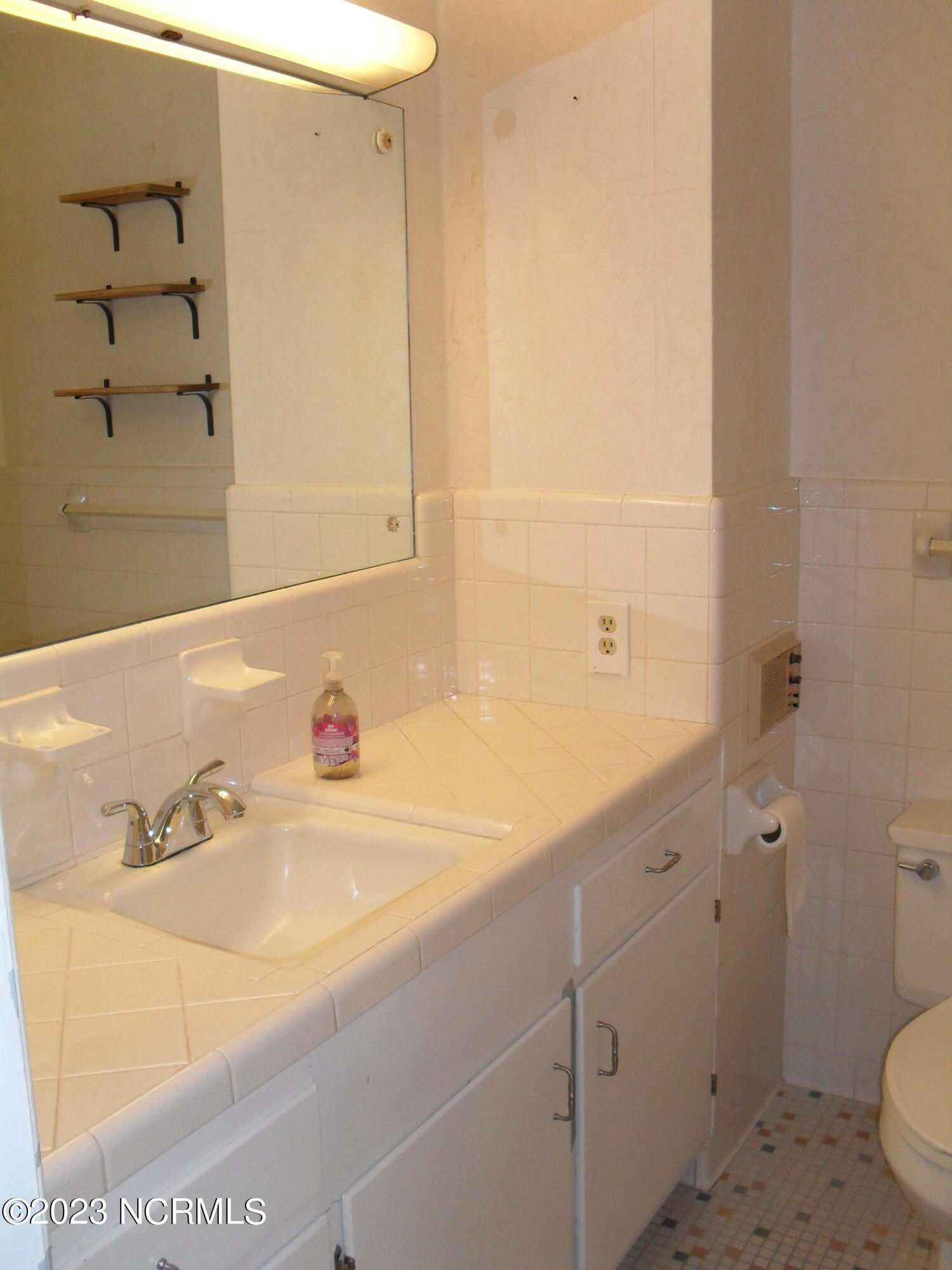 188 Tyree Road Kinston, NC 28504 - Photo 24 of 40 Hall bath