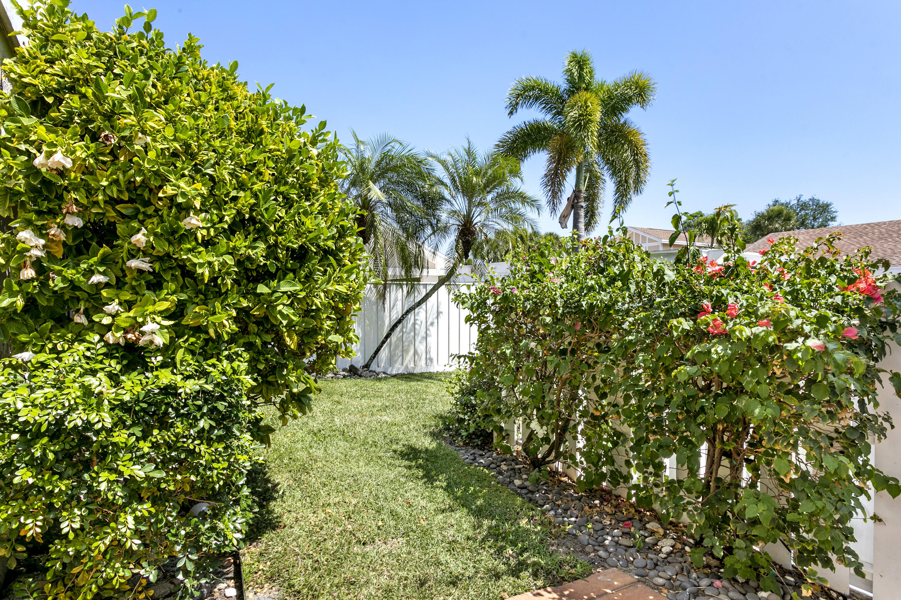3697 Cape Pointe Circle Jupiter, FL 33477 - Photo 30 of 55 Front fenced yard