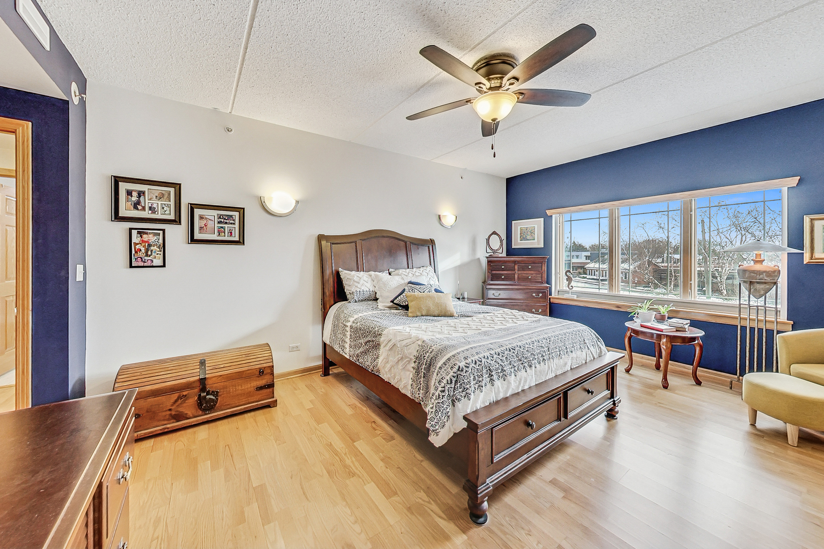 911 Busse Highway, Unit 204 Park Ridge, IL 60068 - Photo 15 of 31 a bedroom with a bed and window