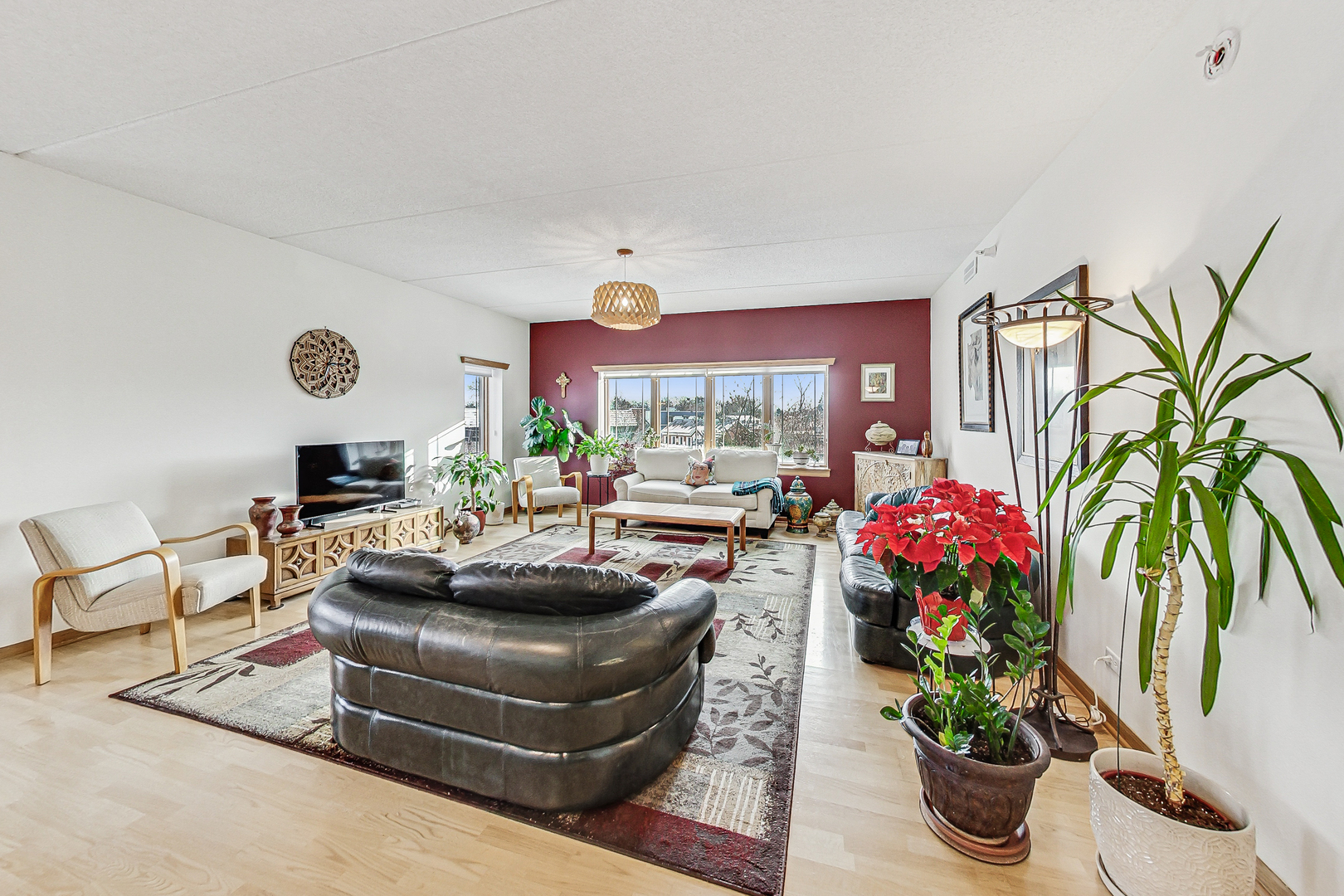 911 Busse Highway, Unit 204 Park Ridge, IL 60068 - Photo 5 of 31 a living room with furniture and flowers