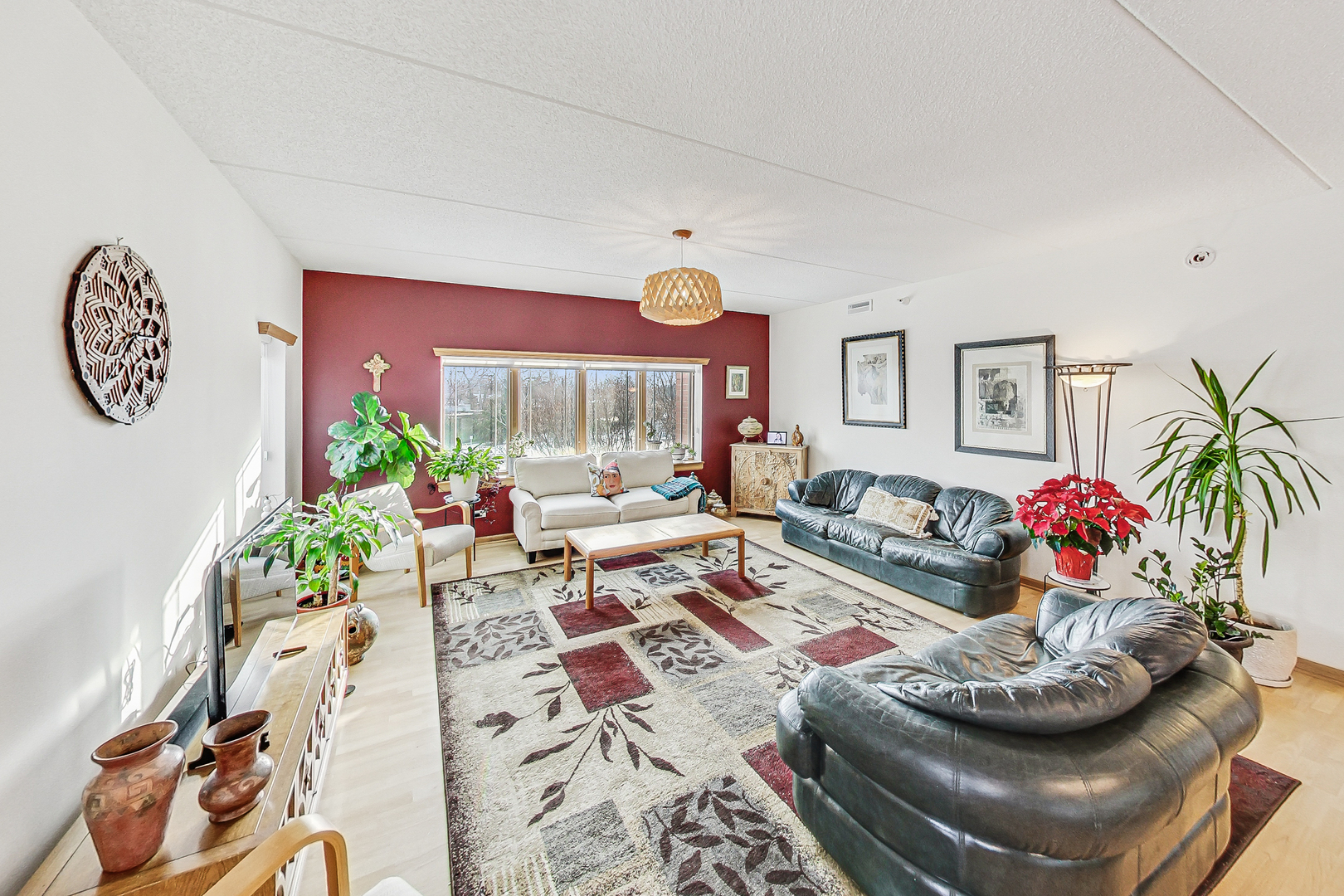 911 Busse Highway, Unit 204 Park Ridge, IL 60068 - Photo 6 of 31 a living room with furniture and a potted plant