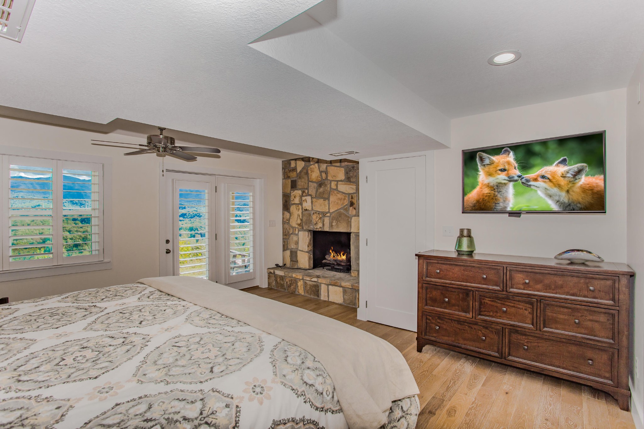 3202 Hickey Road Sevierville, TN 37876 - Photo 15 of 28 a bedroom with a bed and a flat screen tv