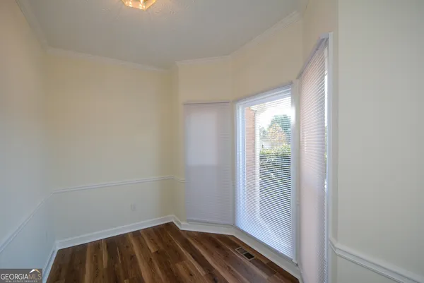 a view of a house with backyard and trees