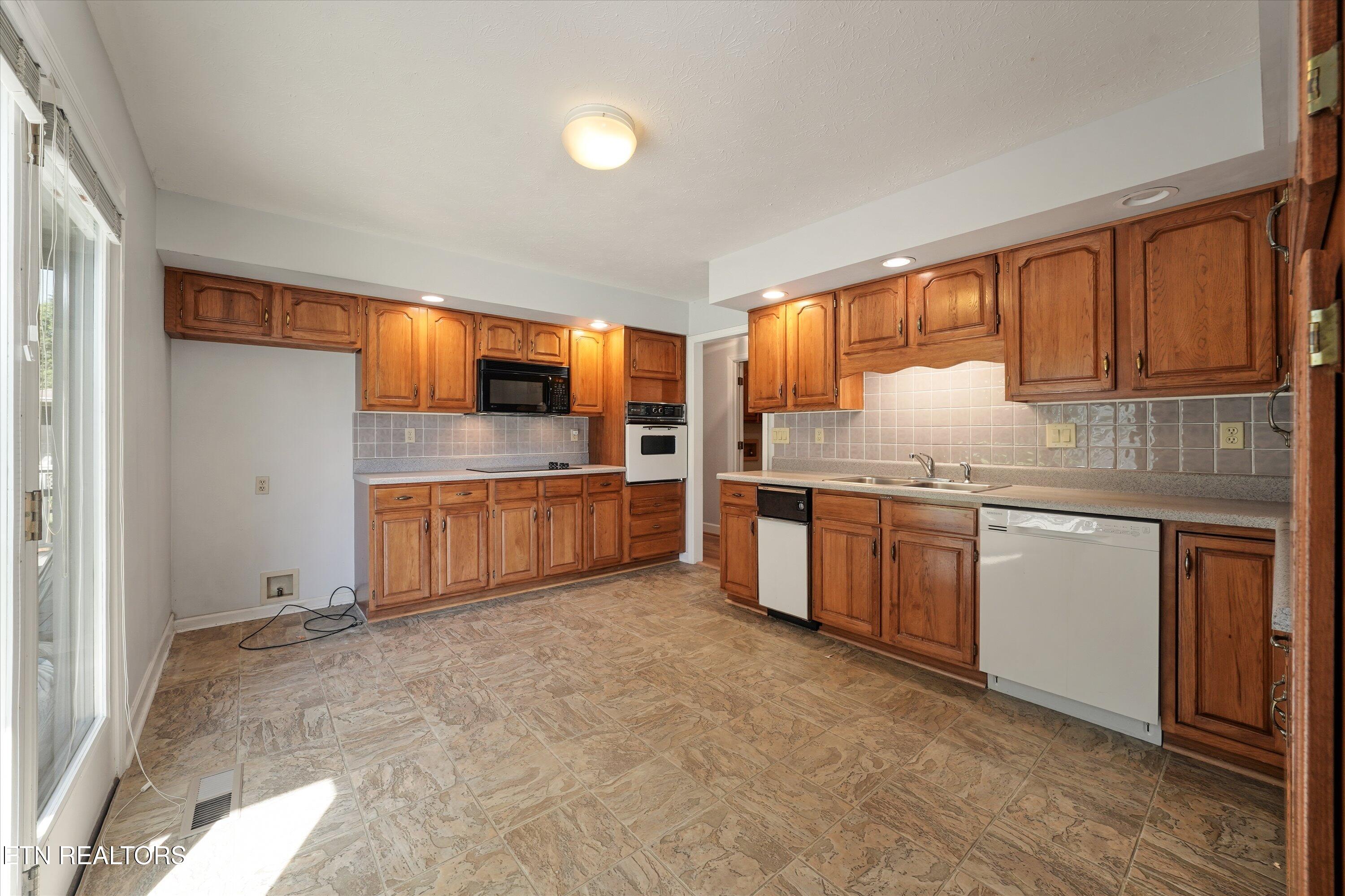131 Overton Lane Powell, TN 37849 - Photo 12 of 37 14-131 Overton Ln16