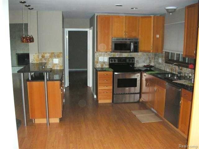 36799 Chesapeake Road Farmington, MI 48335 - Photo 4 of 24 UPDATED KITCHEN