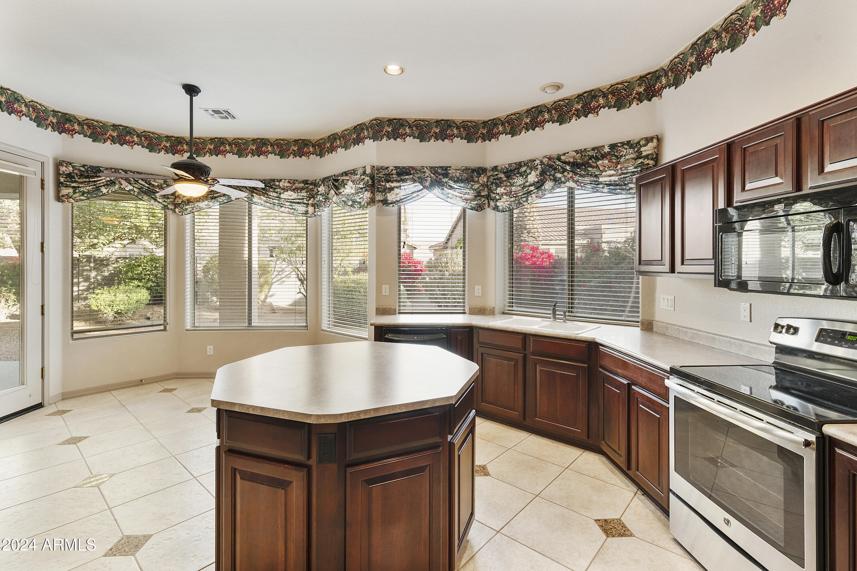 4168 East Walnut Road Gilbert, AZ 85298 - Photo 13 of 54 Kitchen 1.1