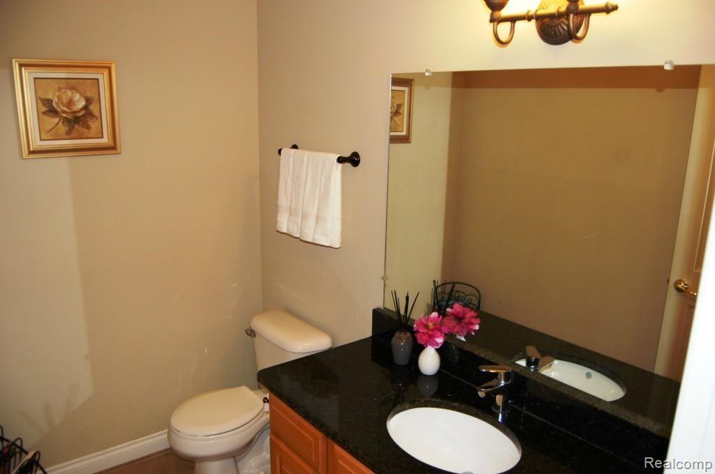 50994 Nesting Ridge Drive Macomb, MI 48044 - Photo 20 of 24 Bathroom