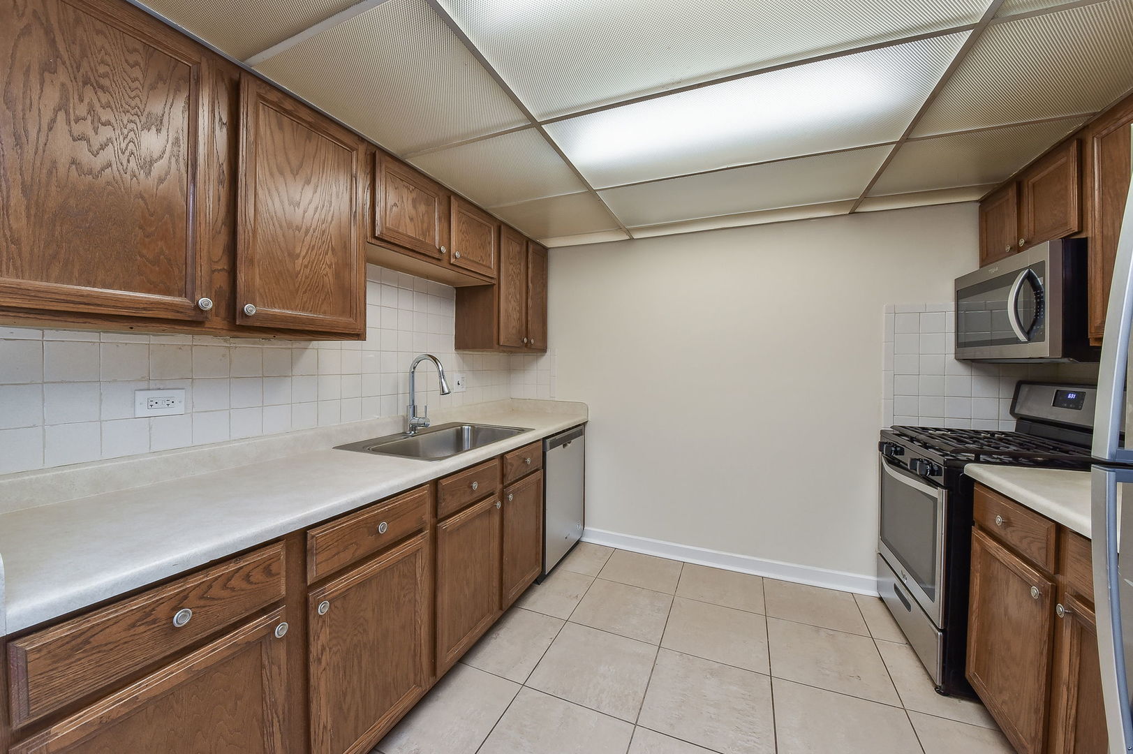 238 East Bailey Road, Unit G Naperville, IL 60565 - Photo 8 of 22 a kitchen with stainless steel appliances granite countertop a sink stove and cabinets