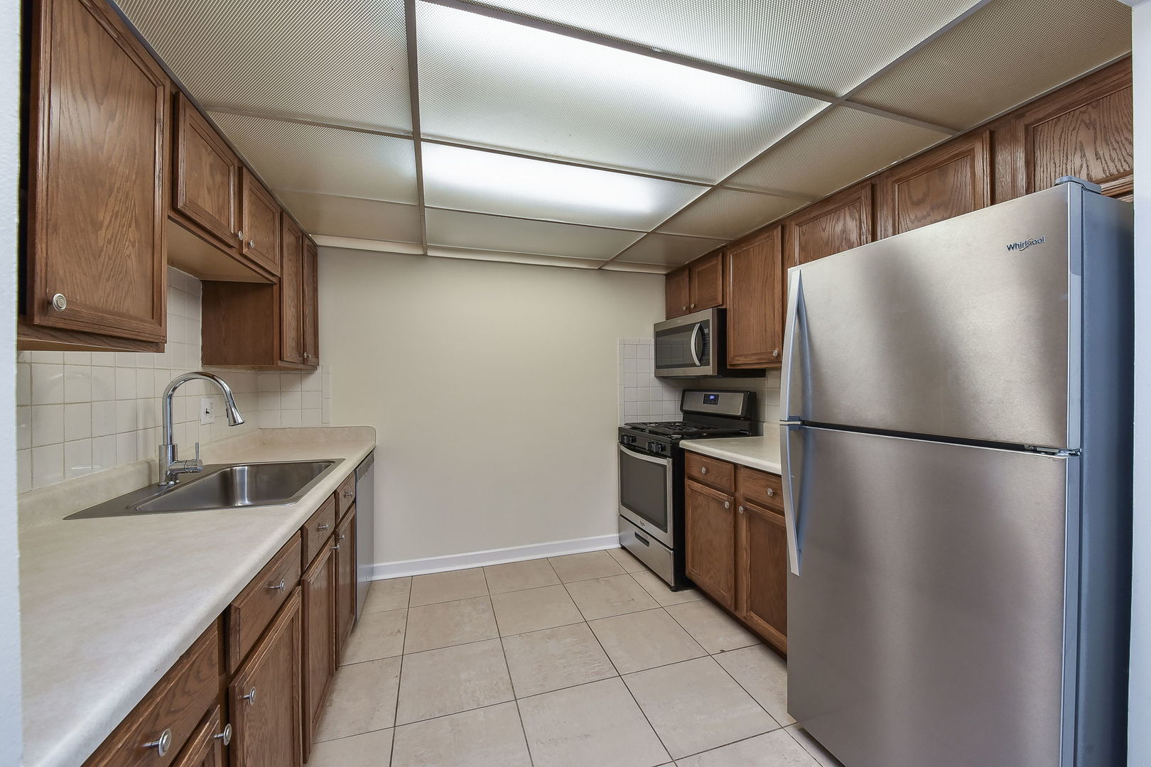 238 East Bailey Road, Unit G Naperville, IL 60565 - Photo 9 of 22 a kitchen with stainless steel appliances granite countertop a refrigerator a sink a stove and dishwasher