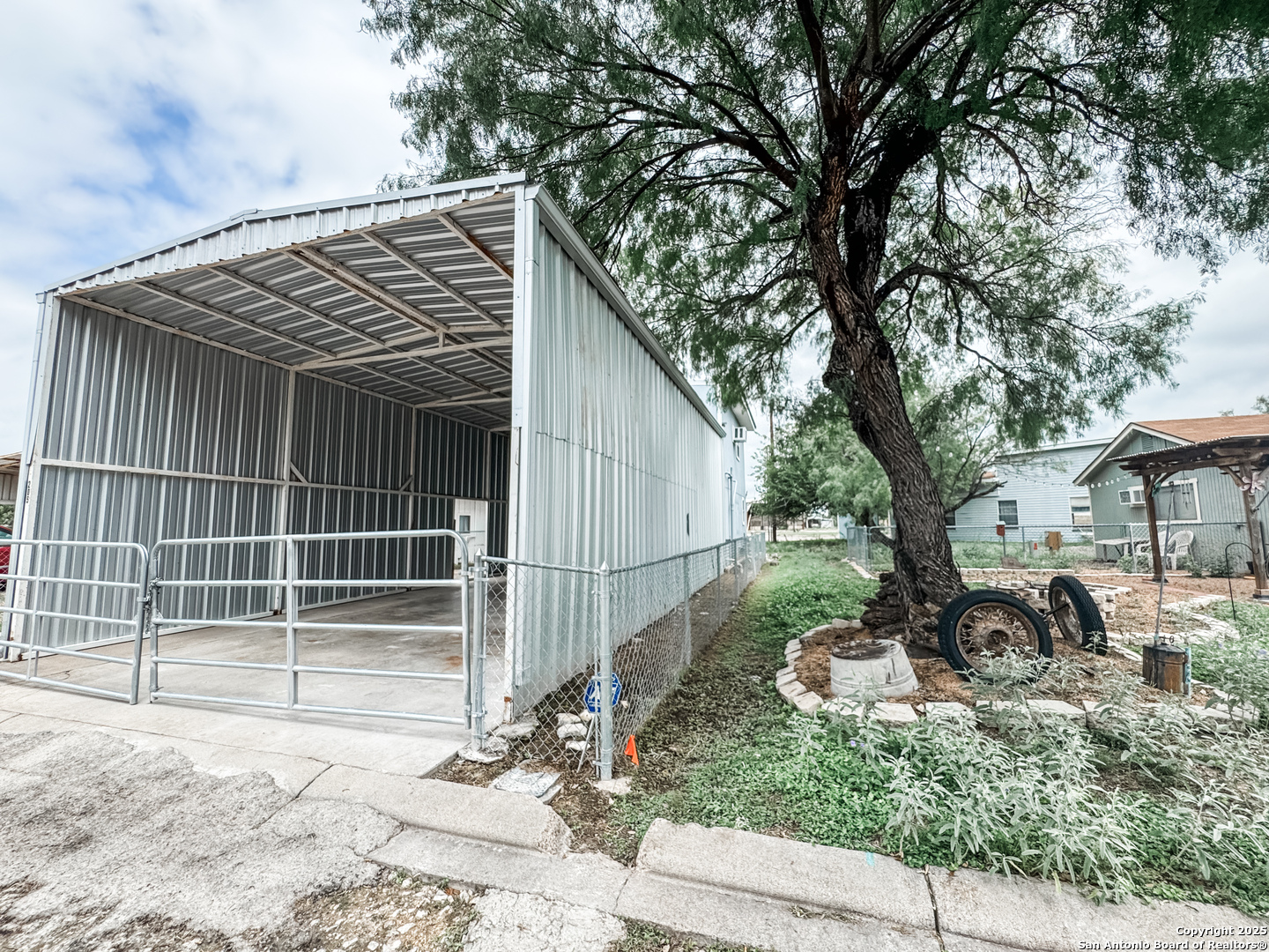 205 Plaza Navarra Road Brackettville, TX 78832 - Photo 20 of 21 a backyard of a house with plants and trees