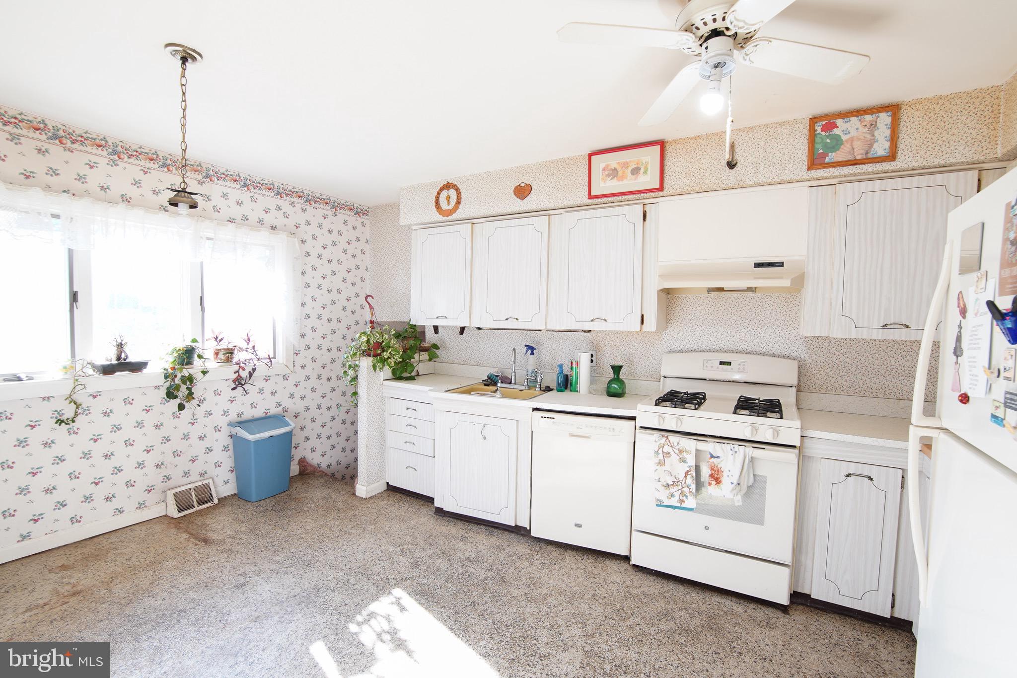 470 Pinewood Road Philadelphia, PA 19116 - Photo 3 of 29 Gallery Image 3