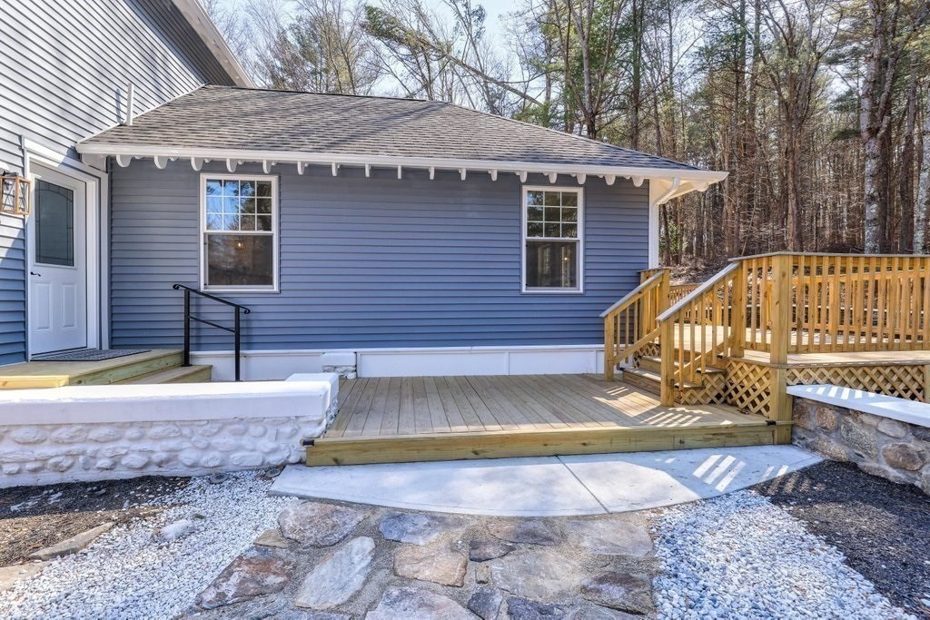 370 Thompson Road Webster, MA 01570 - Photo 8 of 42