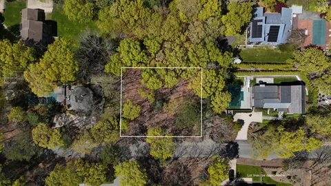 $850,000 | 32 Wheelock Walk, East Hampton, NY 11937
