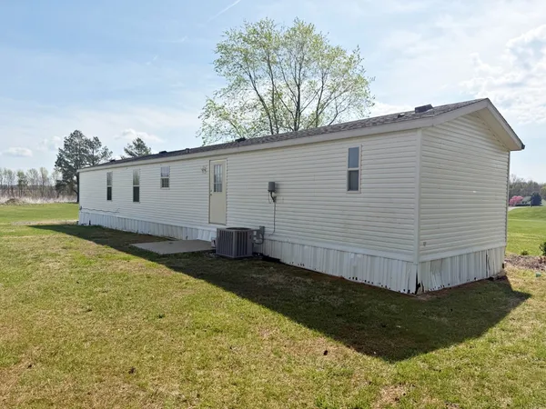a view of a house with backyard
