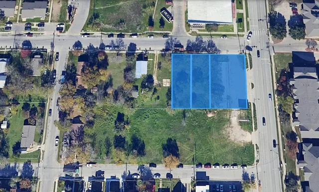 a view of entryway with a tree