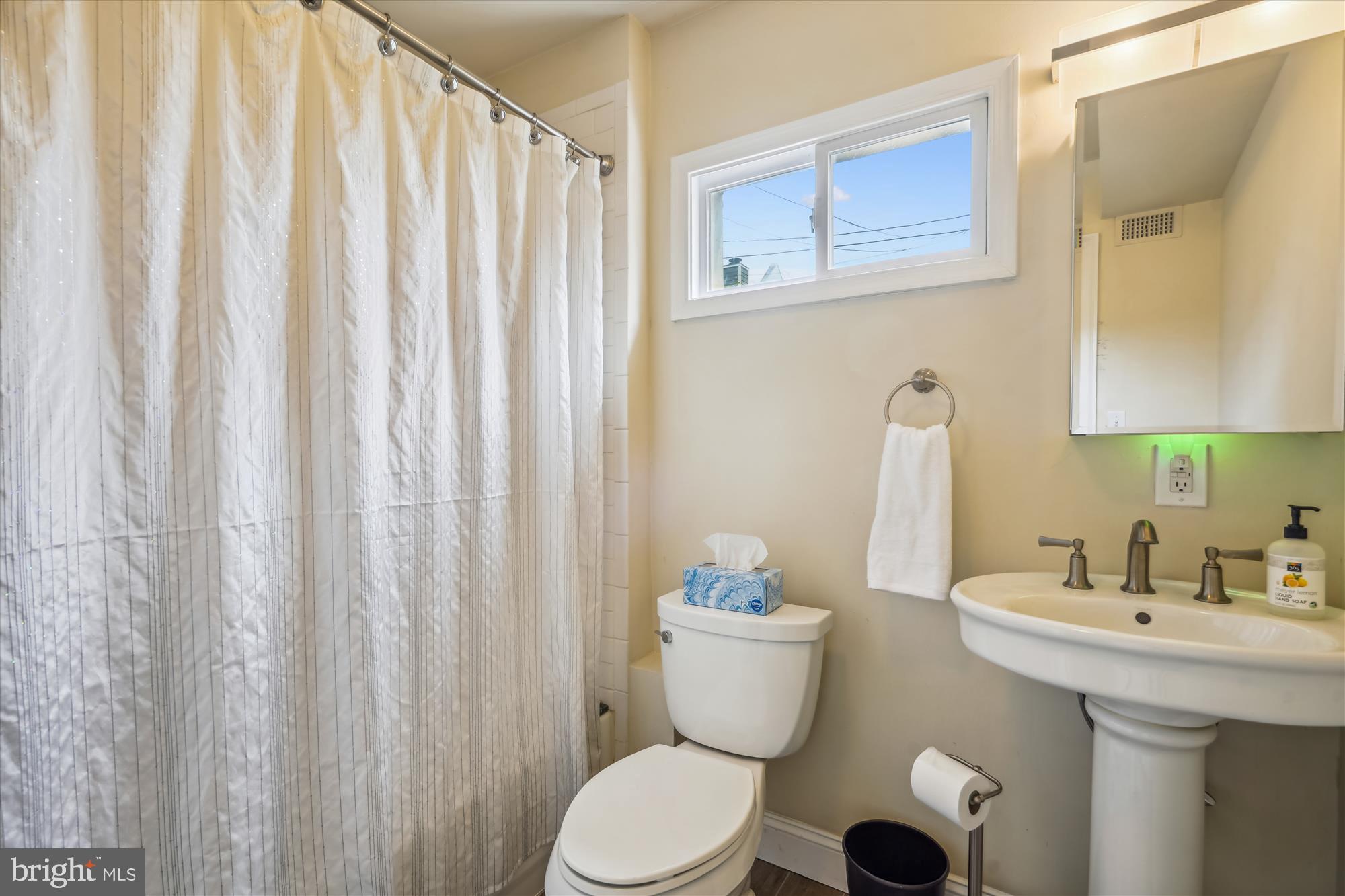 908 Pendleton Street Alexandria, VA 22314 - Photo 12 of 35 Bath