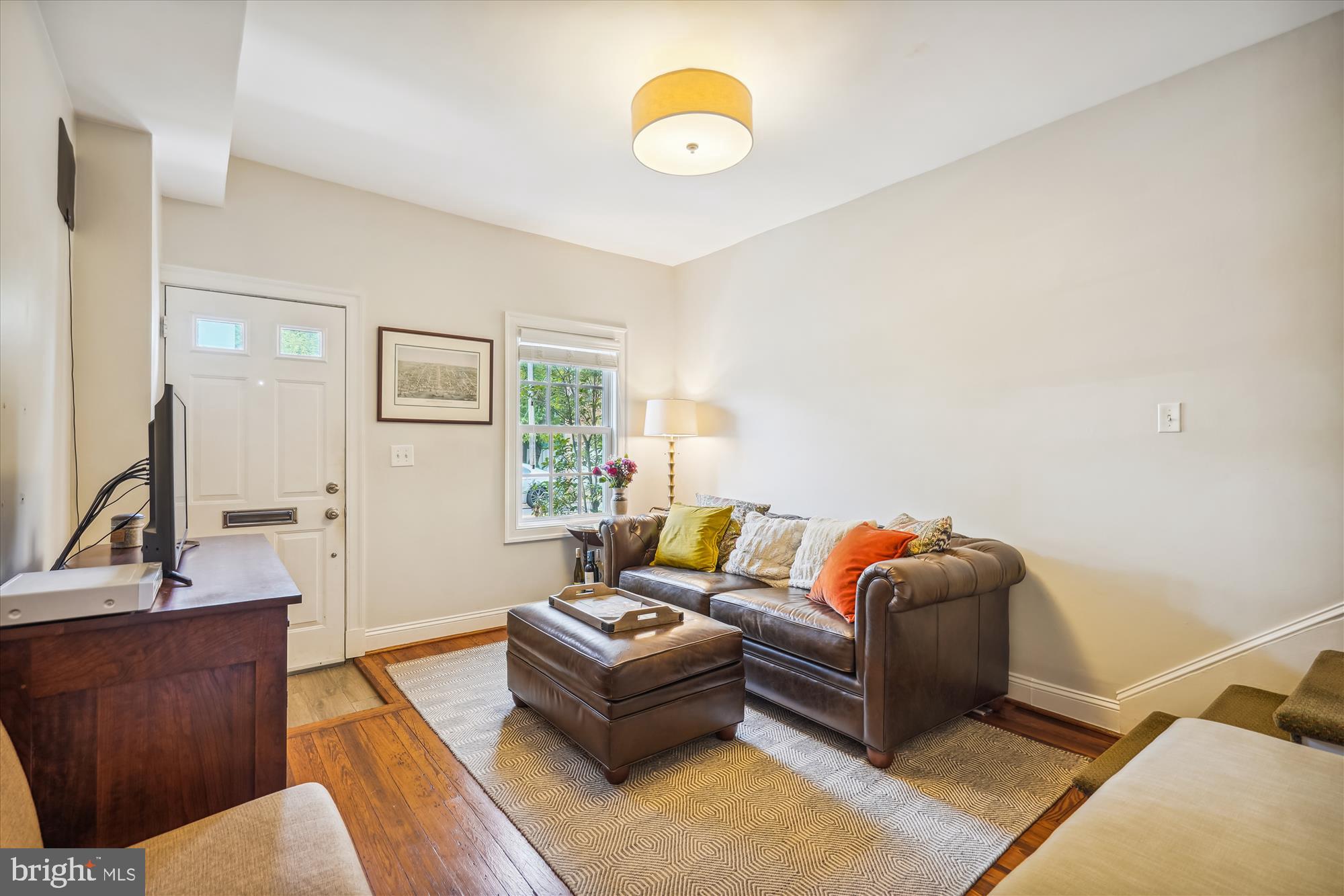 908 Pendleton Street Alexandria, VA 22314 - Photo 5 of 35 Living Room