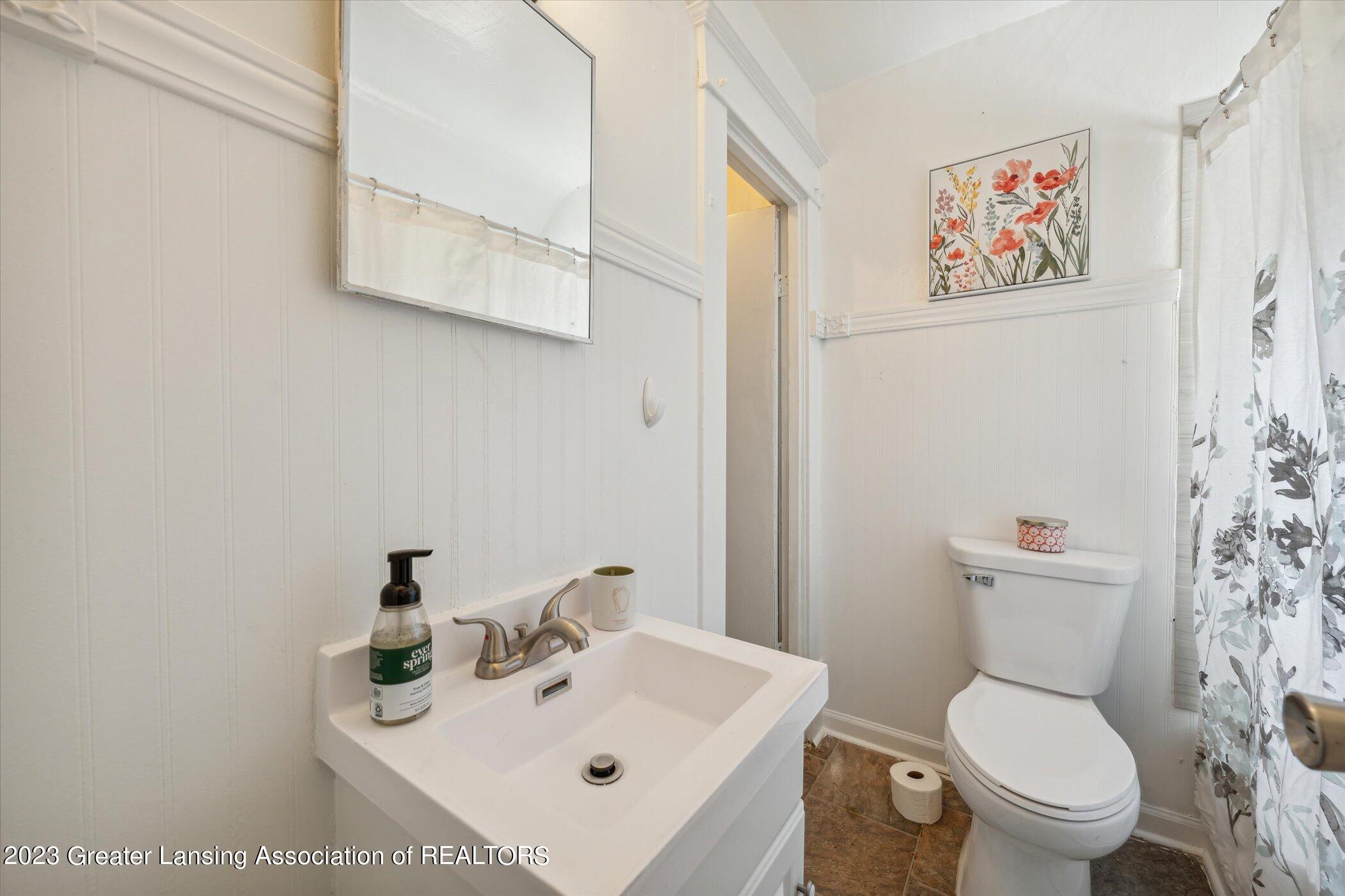 1915 West Jolly Road Lansing, MI 48910 - Photo 29 of 41 Unit 2 - Bathroom