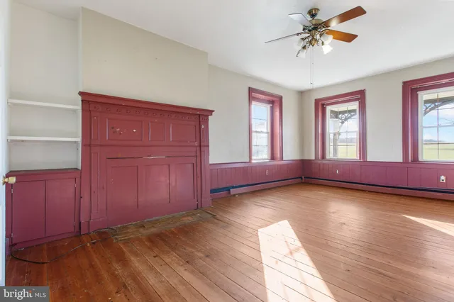 a view of livingroom with hardwood