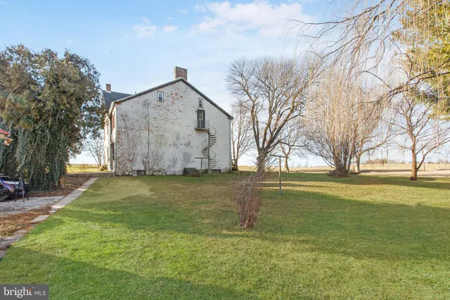 a view of yard with trees
