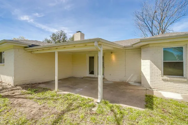 a view of a yard with a tree