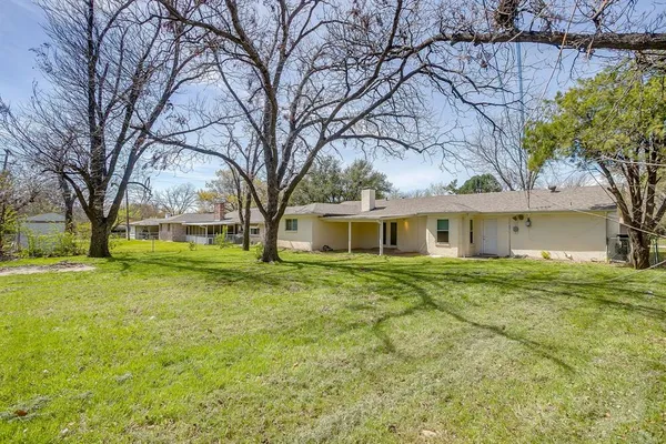 a view of yard with tree