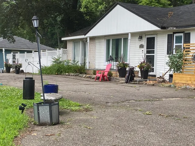 $350,000 | 22333 Leewright Avenue, Southfield, MI 48033