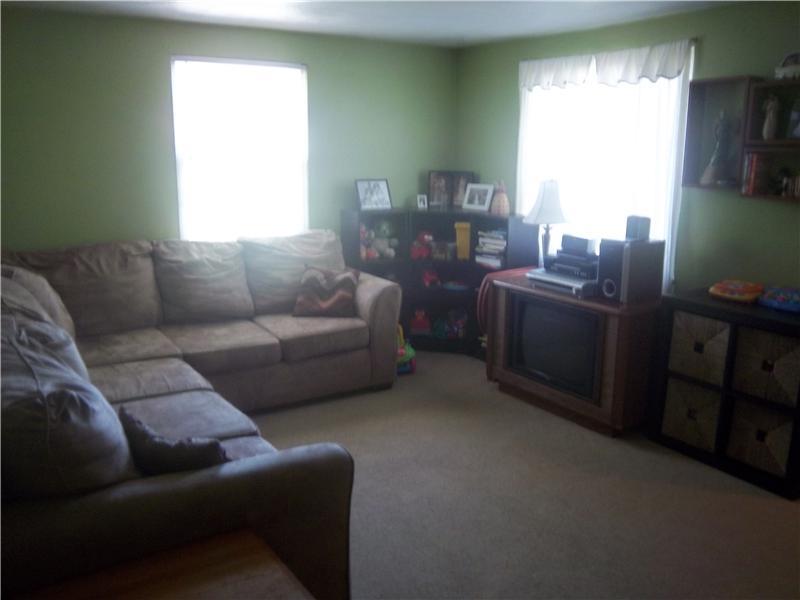 101 Hillendale Road Pittsburgh, PA 15237 - Photo 8 of 22 Living Room.