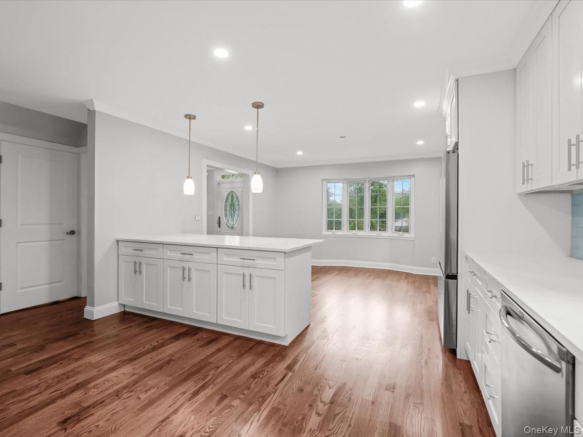 17 Pinewood Road Manhasset, NY 11030 - Photo 12 of 45