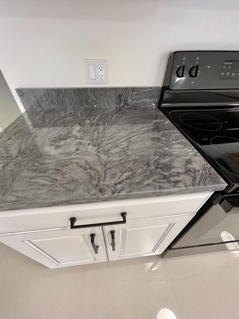 1225 Northwest 21st Street Northwest, Unit 151505 Stuart, FL 34994 - Photo 43 of 44 Quartzite counter top